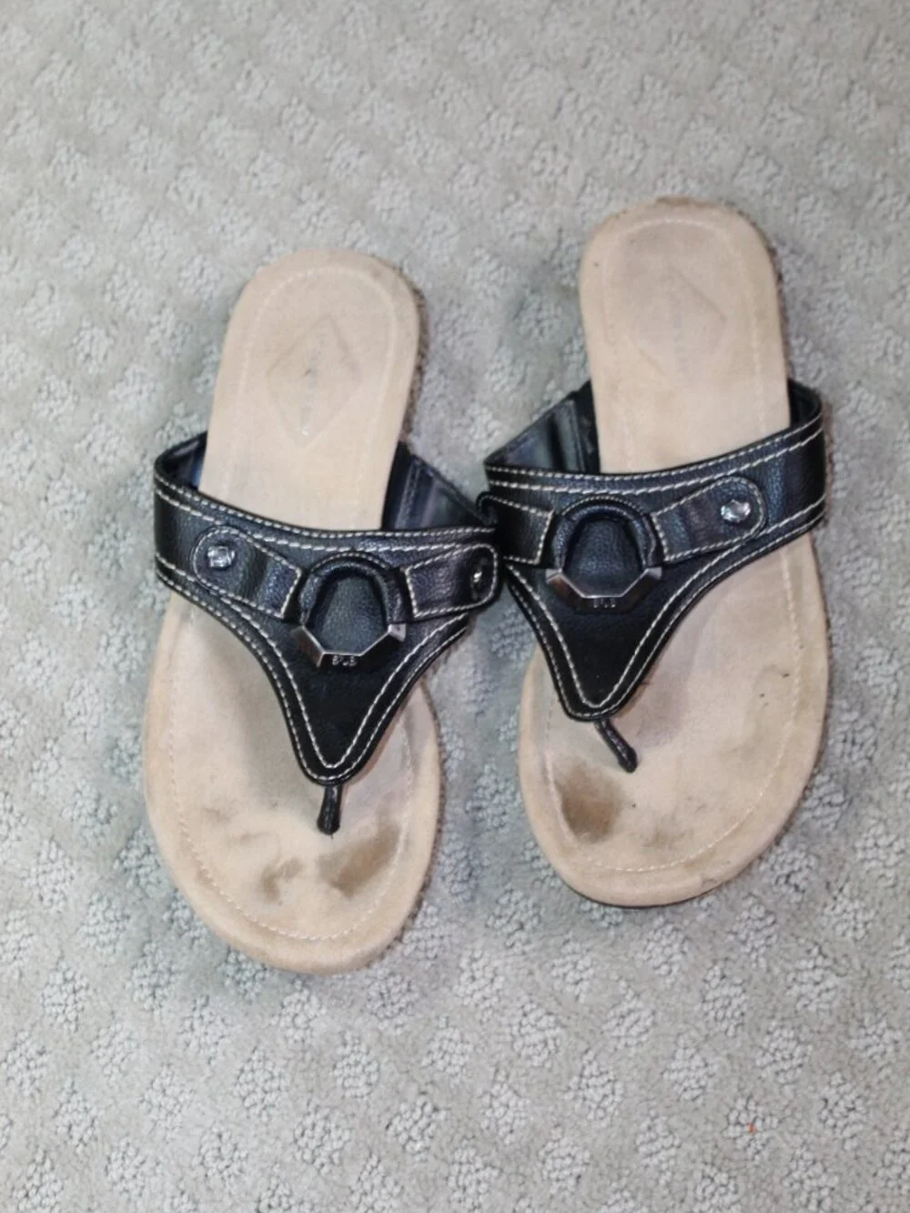 St. John's Bay Size 7M Black Faux Leather Cushioned Thong Sandals